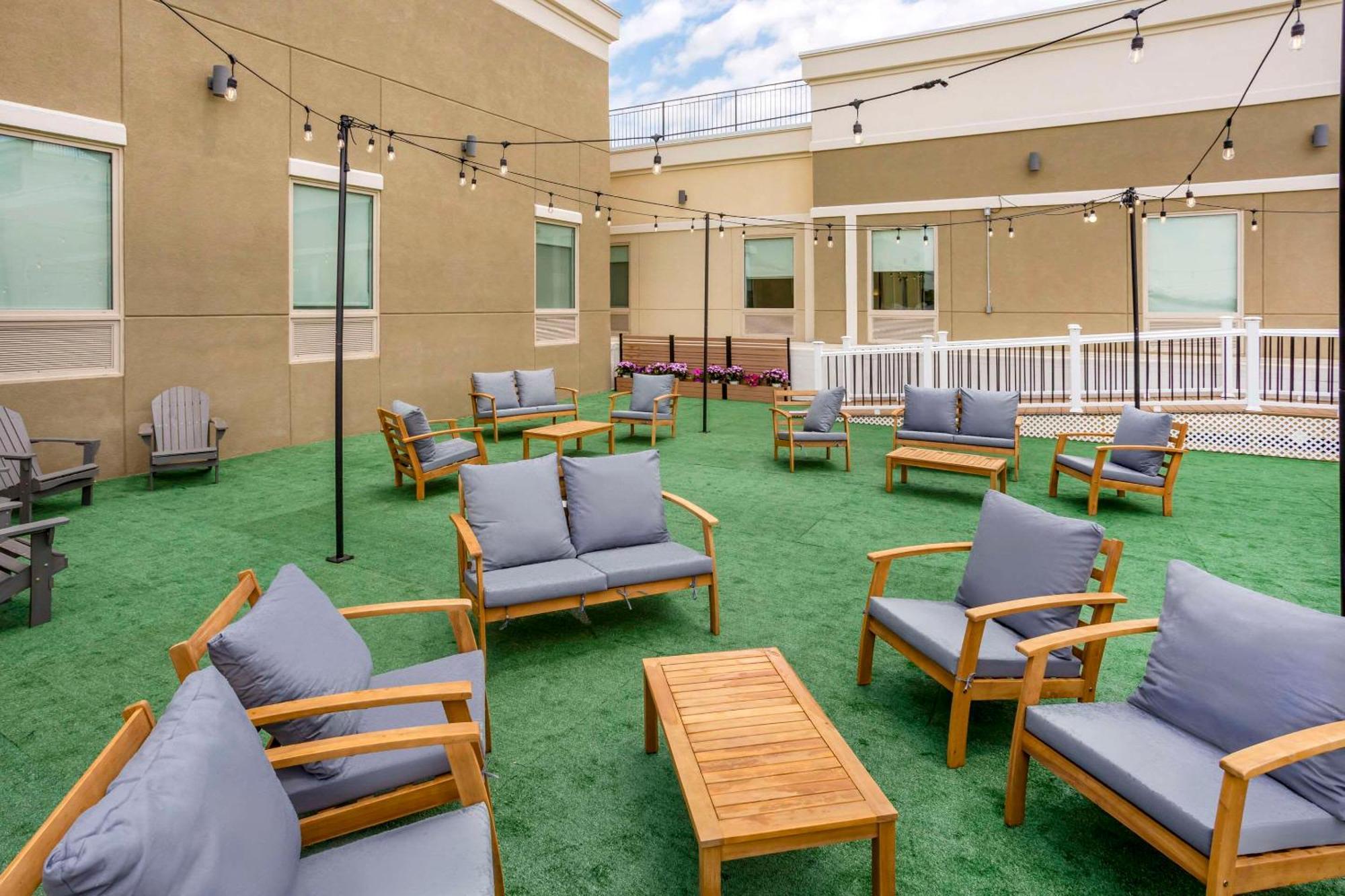 Comfort Inn & Suites Newark Liberty International Airport Εξωτερικό φωτογραφία